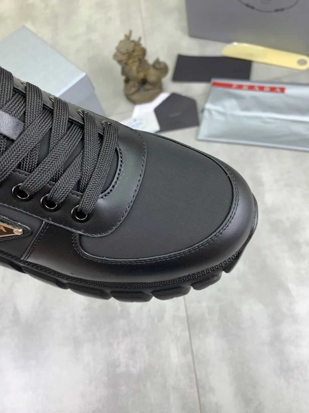Men's men's shoes 💰P560💰[New style] High version official website popular models are on the market, 🆘 Classic popular models (Prada) are the main popular models, avant-garde and versatile fashion men's shoes private version mold opening, cowhide surface splicing 1:1.. Fashionable and simple, original imported cowhide lining cowhide feet; the atmosphere and personality are more fashionable, eye-catching and pursuing class. It will subvert the old idea and be a must-have for fashion trendsetters with you! Must keep it for yourself! Tall and comfortable, large and low, high-end quality workmanship. Code number: 38-44 (45 46 customized) 4️⃣ colors available.